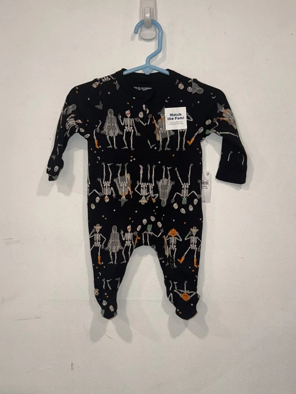 Old Navy Halloween Skeletons Zip Up Footed One Piece Pajamas NEW Newborn 7 lbs